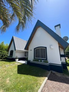 Casa en Alquiler temporal , con 2 dormitorios en La Barra , además jardín y parrillero 