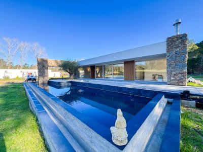 Alquiler de verano, Casa de 3 dormitorios en Barrio Privado, Punta Ballena, con piscinas y parrillero