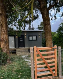 Alquiler Anual, Casa en Playa Mansa, 2 dormitorios y jardín