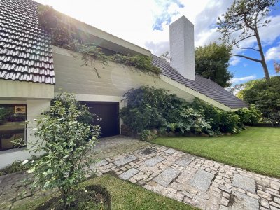VENTA- MAGNIFICO CHALET EN ZONA GOLF- PUNTA DEL ESTE