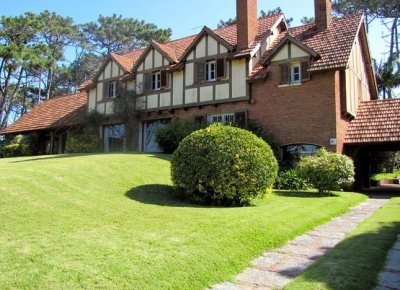 CASA EN BARRIO GOLF A METROS DEL MAR