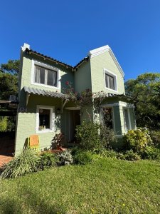 LA BARRA, ALQUILER ANUAL Disponible.Casa de 4 dormitorios y 2 baños, parrillero techado, jardín cerrado. 