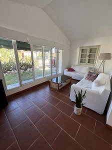 Venta de Casa en Punta del Este, zona comercial con 2 dormitorios y 2 baños