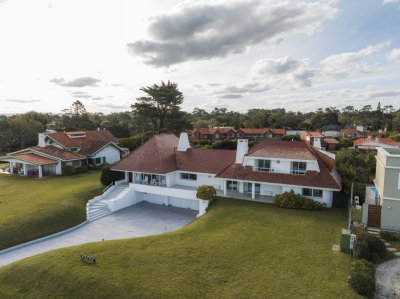 Alquiler de Verano, espectacular casa de 9 dormitorios en Punta del Este, frente al mar