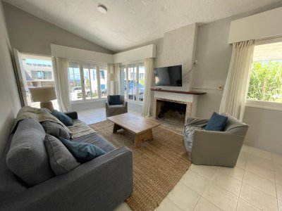 Alquiler de Verano, Casa de 3 dormitorios + dep. en La Barra, a metros de Playa de los Cangrejos