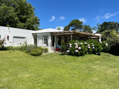 Alquiler de verano, Casa de 3 dormitorios + dep. serv en La Barra