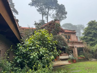 Venta de casa de 4 dormitorios en Playa Mansa, Punta del Este