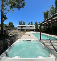 Venta de casa en Barrio Privado 400 m2 construidos.