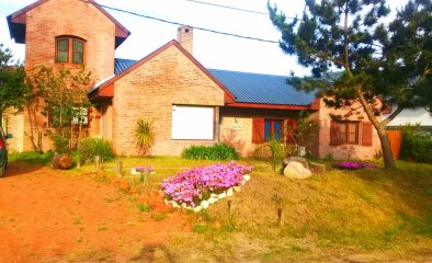 VENTA DE CASA DE 3 DORMITORIOS + SERVICIO A METROS DE PLAYA DE MONTOYA