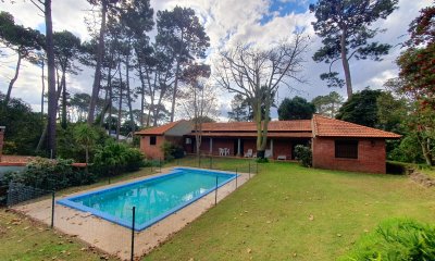 Venta de casa de 3 dormitorios y servicio en barrio Cantegril, Punta del Este.