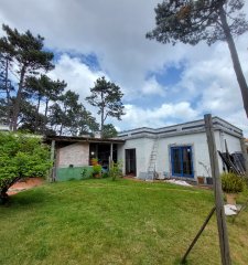 Sólida casa en amplio terreno. Ideal Proyecto.