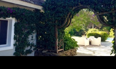 ELEGANTE Y SOLIDA DENTRO DE UN JARDIN ANOSO