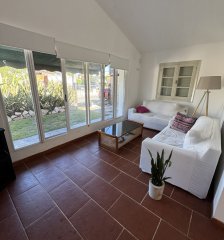 Venta de Casa en Punta del Este, zona comercial con 2 dormitorios y 2 baños