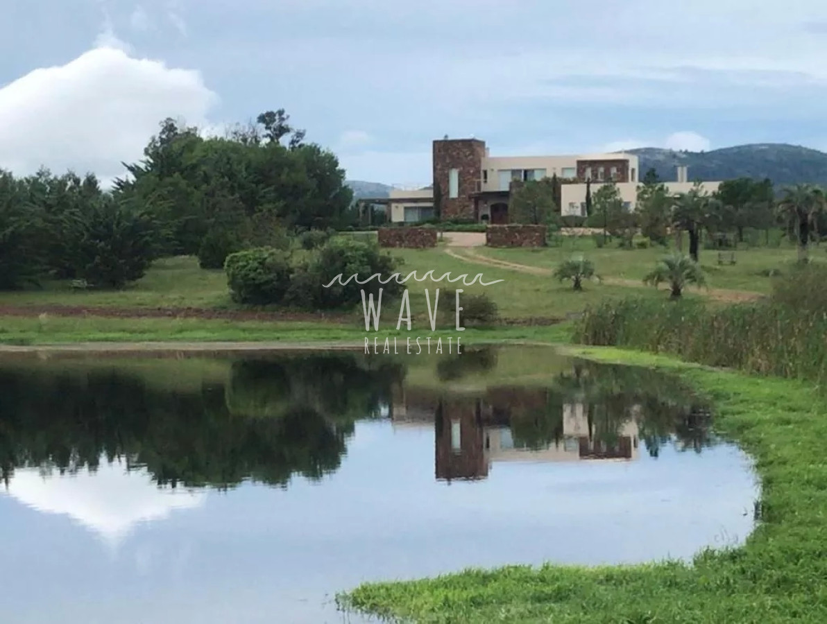 Campo Ref.1839 - Establecimiento de Lujo ubicado a 80 kms de Montevideo y 60 kms de Punta del Este