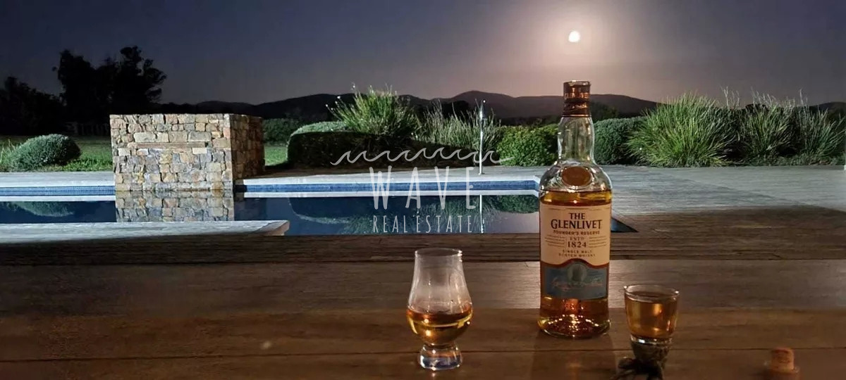 Campo Ref.1839 - Establecimiento de Lujo ubicado a 80 kms de Montevideo y 60 kms de Punta del Este