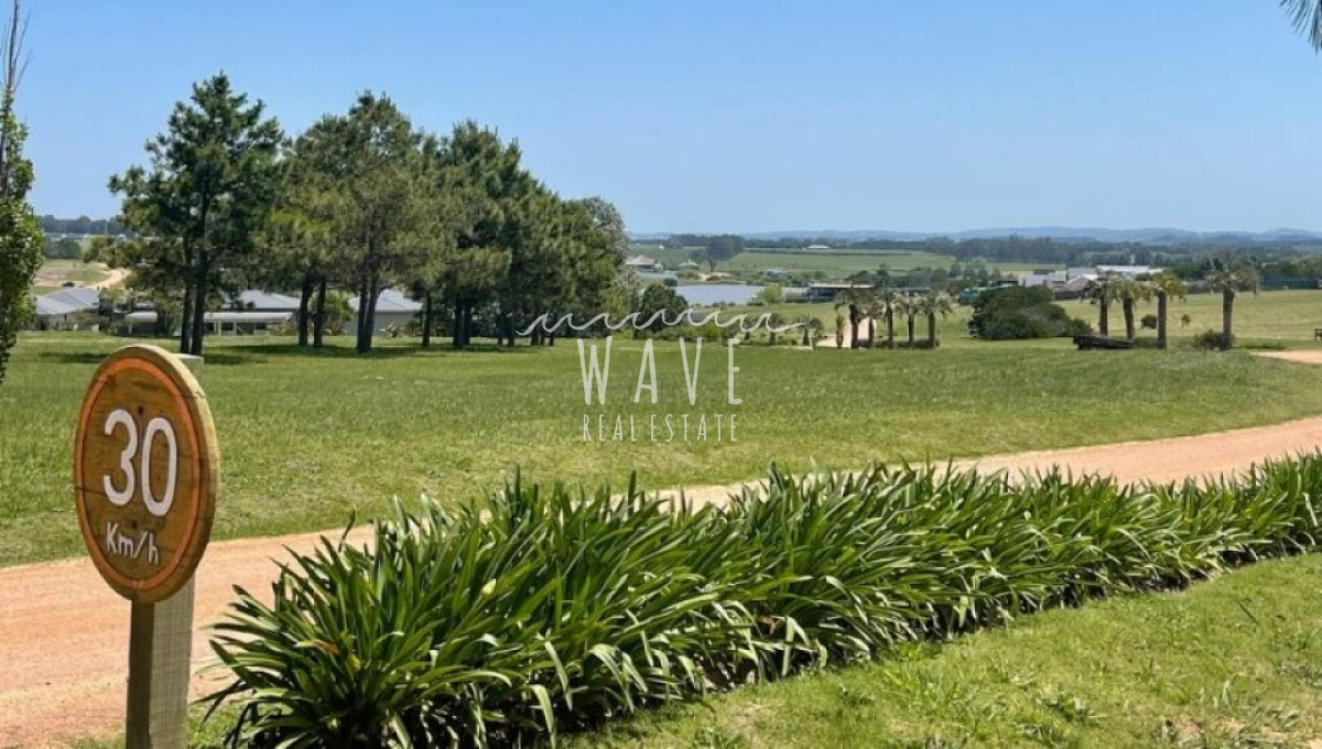 Terreno ID.4225 - Terreno en La Barra, Manantiales, Pueblo Mío, lote esquinero con vista al lago. Oportunidad.