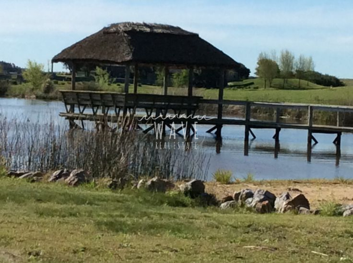 Terreno ID.4225 - Terreno en La Barra, Manantiales, Pueblo Mío, lote esquinero con vista al lago. Oportunidad.