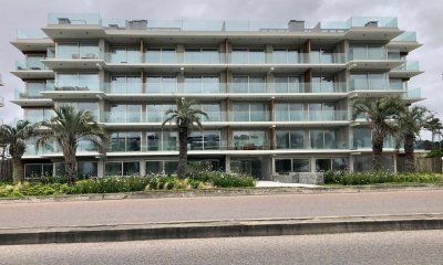 Manantiales, frente al mar, nuevo, 3 suites, terraza con parrillero propio. Cochera.