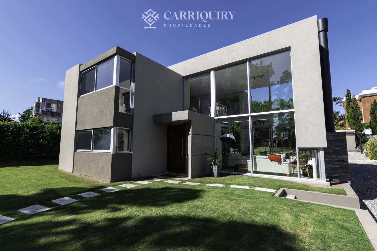 Casa ID.9515 - Casa en Venta Moderna de construccion tradicional, cerca del mar. 