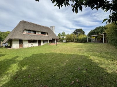 Casa en venta, 3 dormitorios y dependencia - 
