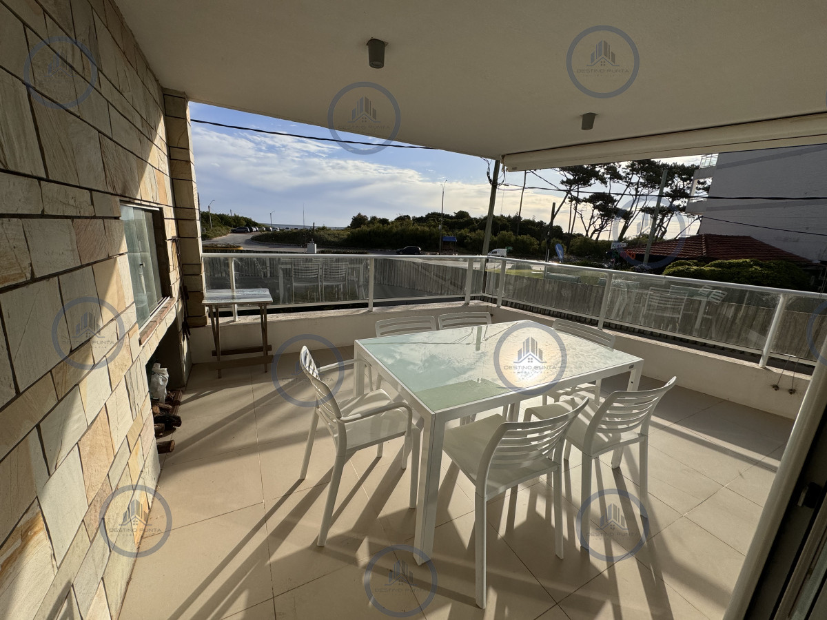 Alquiler anual, apartamento de 2 Dormitorios sobre Playa Mansa - Punta del Este. — fotografía 2