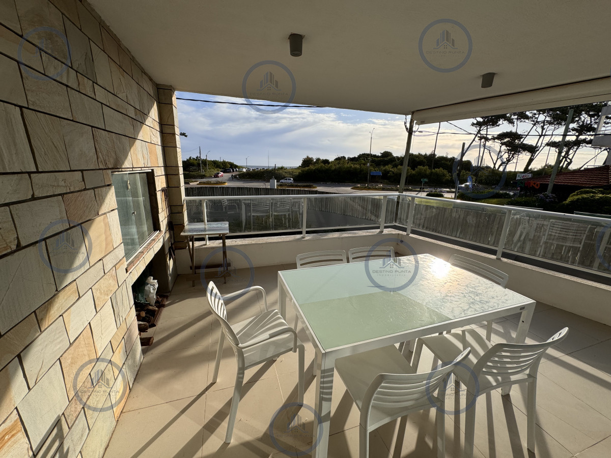 Alquiler anual, apartamento de 2 Dormitorios sobre Playa Mansa - Punta del Este. — fotografía 1