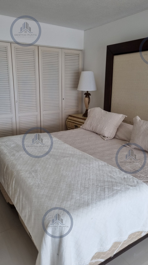 Alquiler anual de apartamento en Torre en frente al mar en playa mansa — fotografía 3