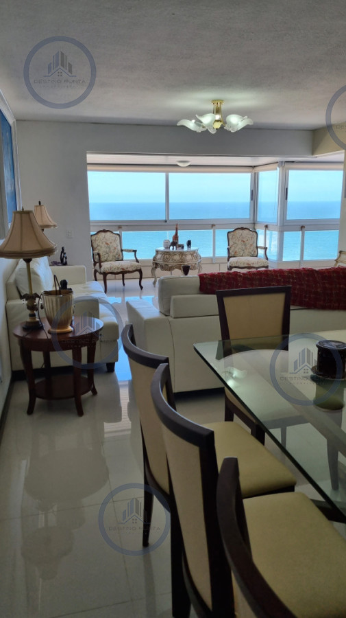 Alquiler anual de apartamento en Torre en frente al mar en playa mansa — fotografía 1
