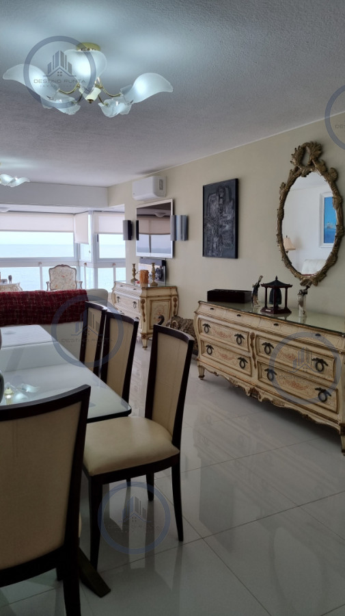 Alquiler anual de apartamento en Torre en frente al mar en playa mansa — fotografía 2