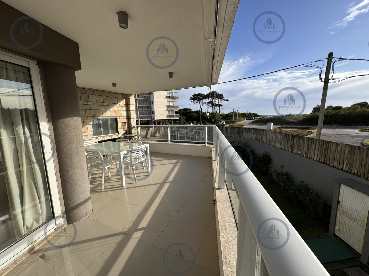 Alquiler anual, apartamento de 2 Dormitorios sobre Playa Mansa - Punta del Este. — fotografía 3