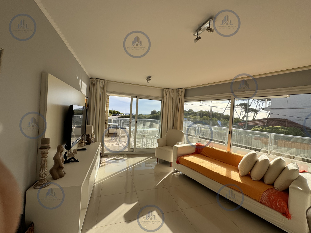 Alquiler anual, apartamento de 2 Dormitorios sobre Playa Mansa - Punta del Este. — fotografía 4