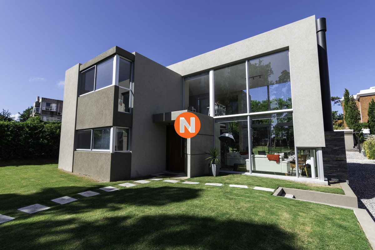 Casa Ref.225677 - Casa en Venta Moderna de construccion tradicional, cerca del mar. 