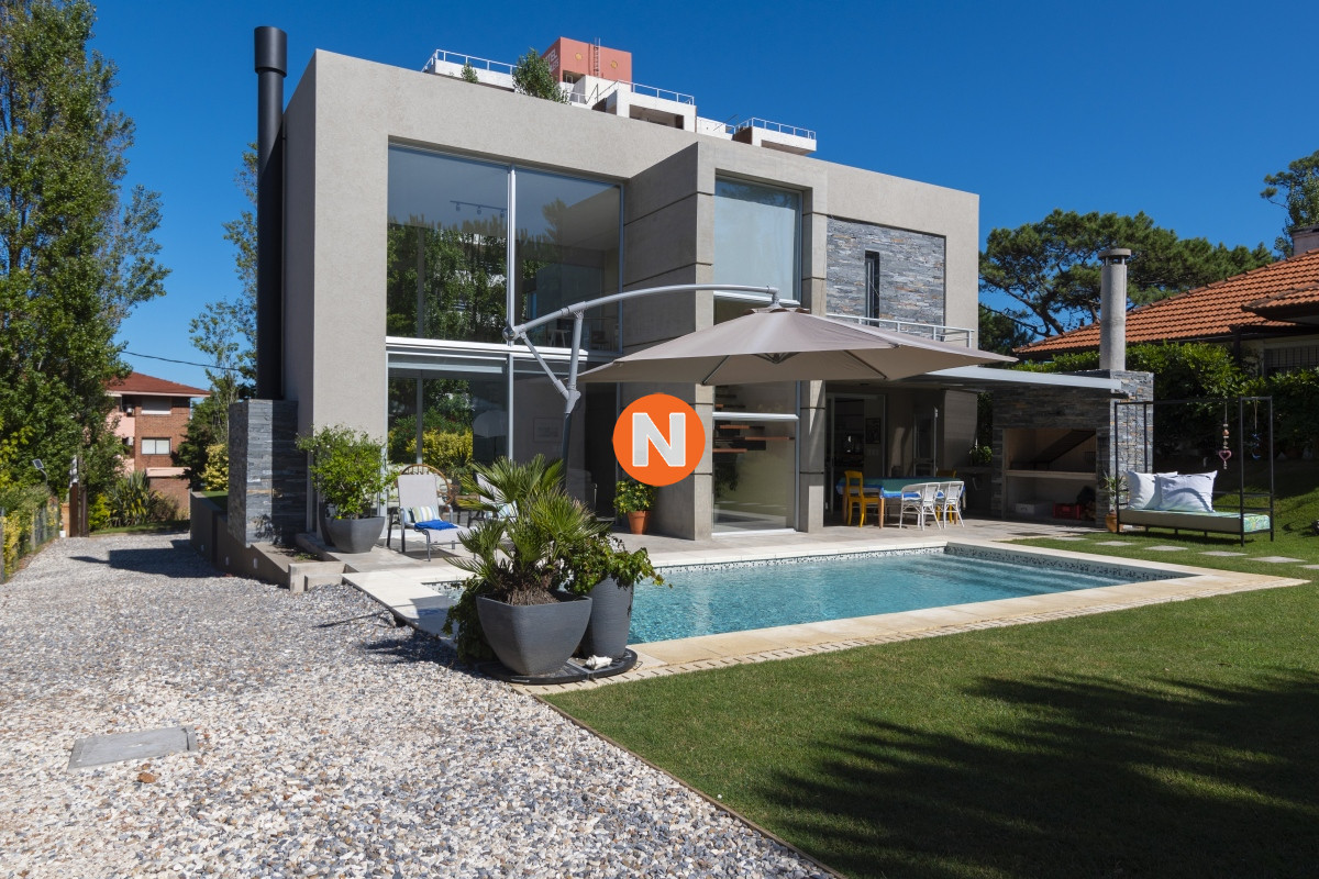 Casa Ref.225677 - Casa en Venta Moderna de construccion tradicional, cerca del mar. 