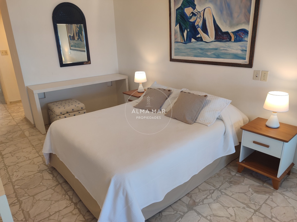 Apartamento ID.1342 - Playa Mansa. Frente al mar. 