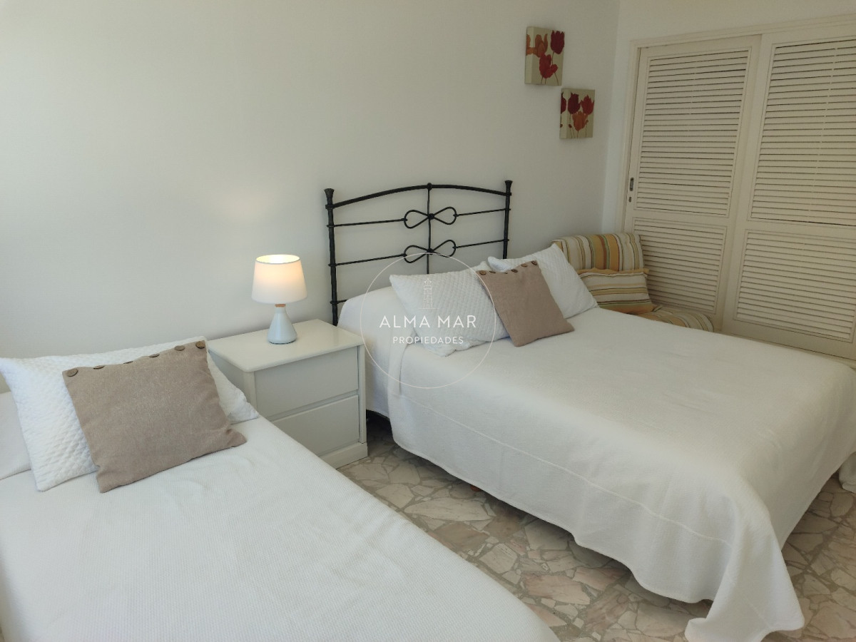 Apartamento ID.1342 - Playa Mansa. Frente al mar. 