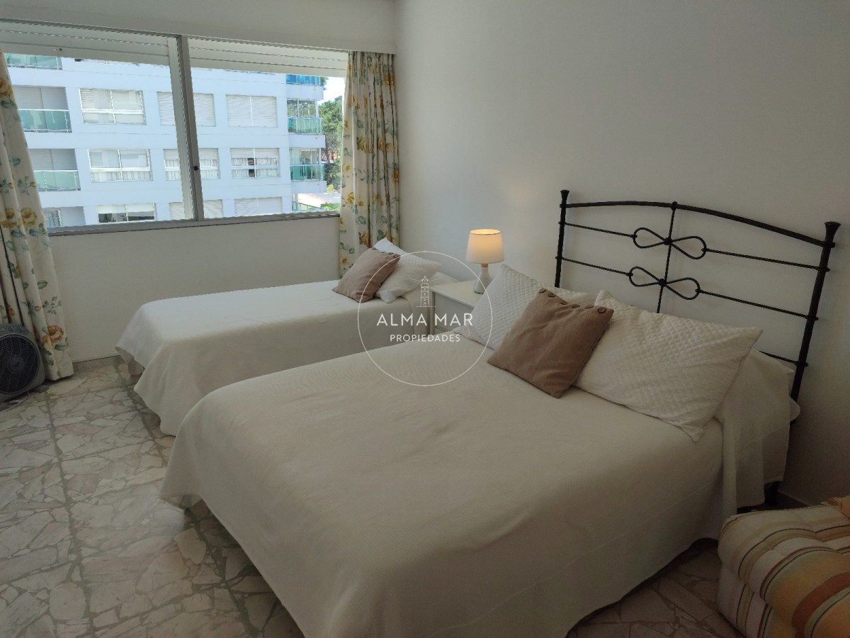 Apartamento ID.1342 - Playa Mansa. Frente al mar. 