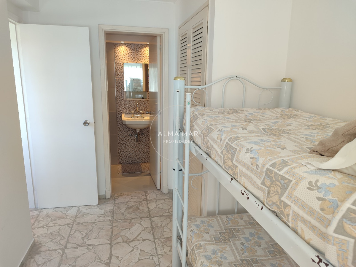 Apartamento ID.1342 - Playa Mansa. Frente al mar. 