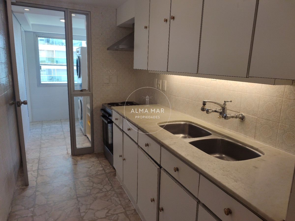 Apartamento ID.1342 - Playa Mansa. Frente al mar. 