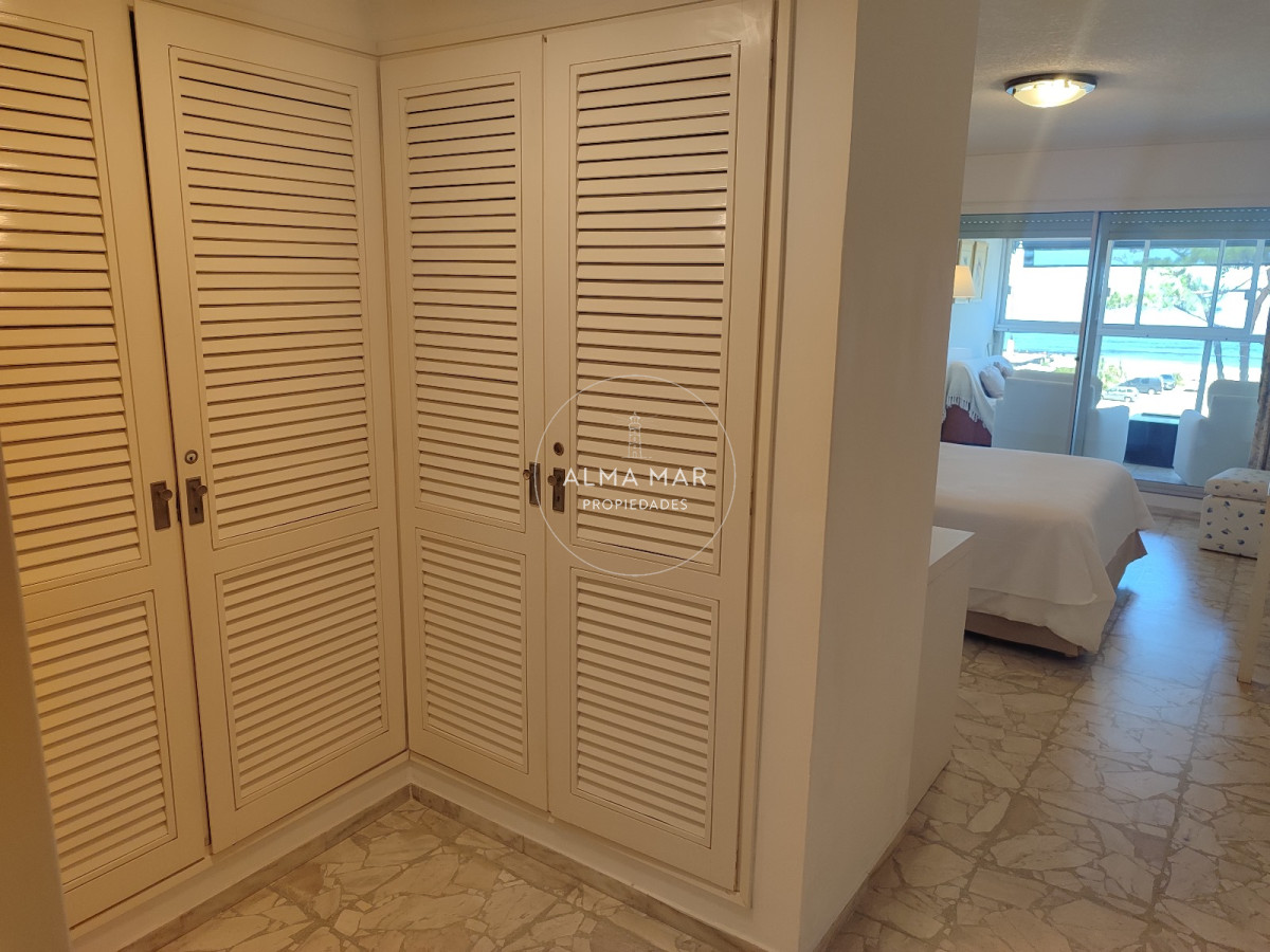 Apartamento ID.1342 - Playa Mansa. Frente al mar. 