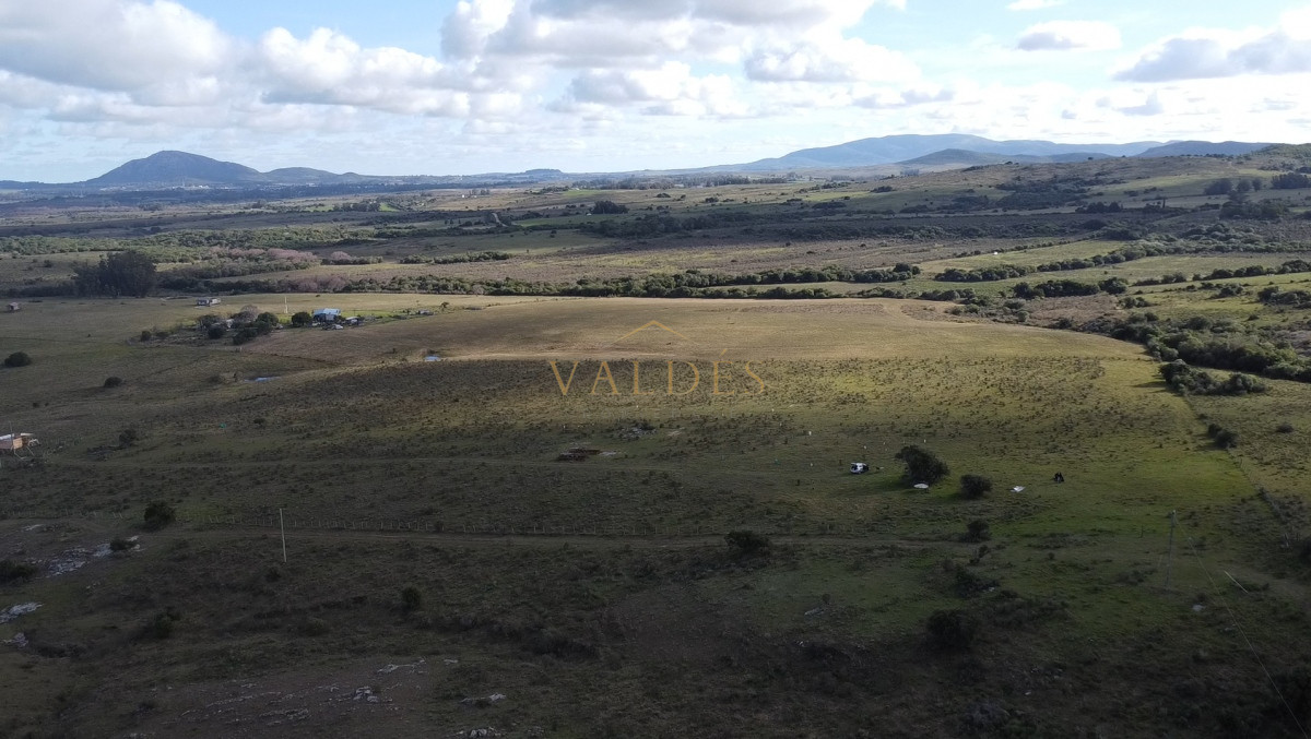 Chacra ID.5051 - Hermosa chacra a 15 Kilómetros del Mar, Pan de Azúcar, Entre cerros.