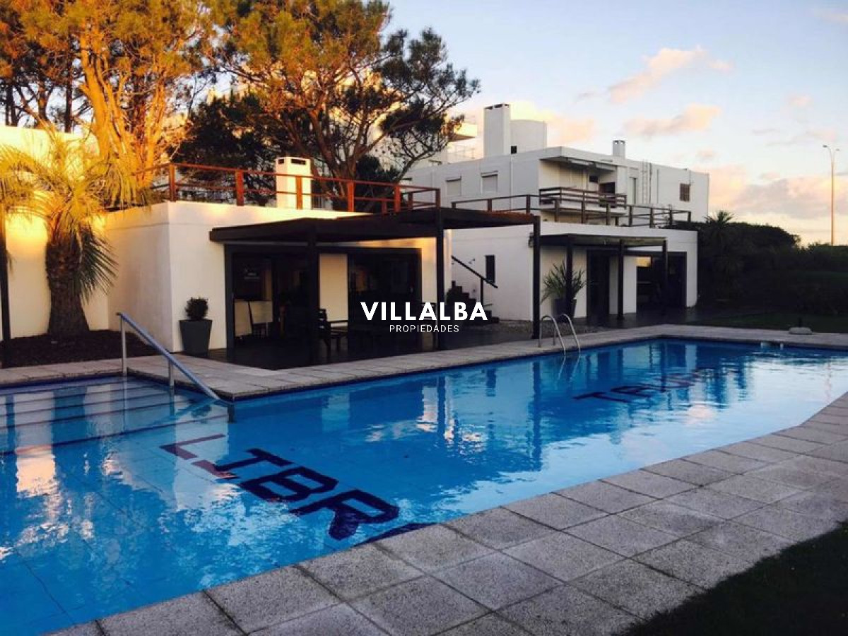 Apartamento ID.3599 - Primera línea. 3 dormitorios, terraza.