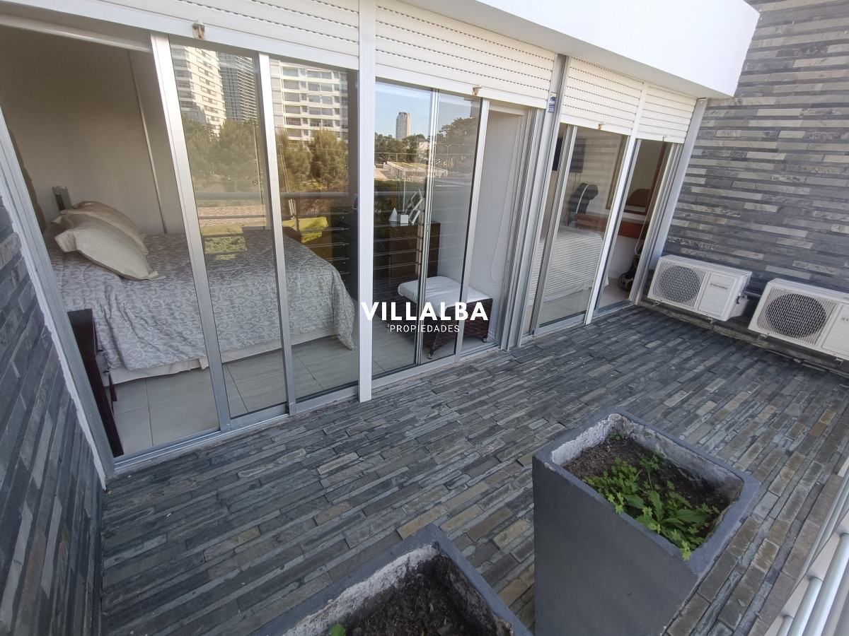 Apartamento ID.3216 - Espectacular depatamento en playa mansa con terraza grande y parrillero propio. 