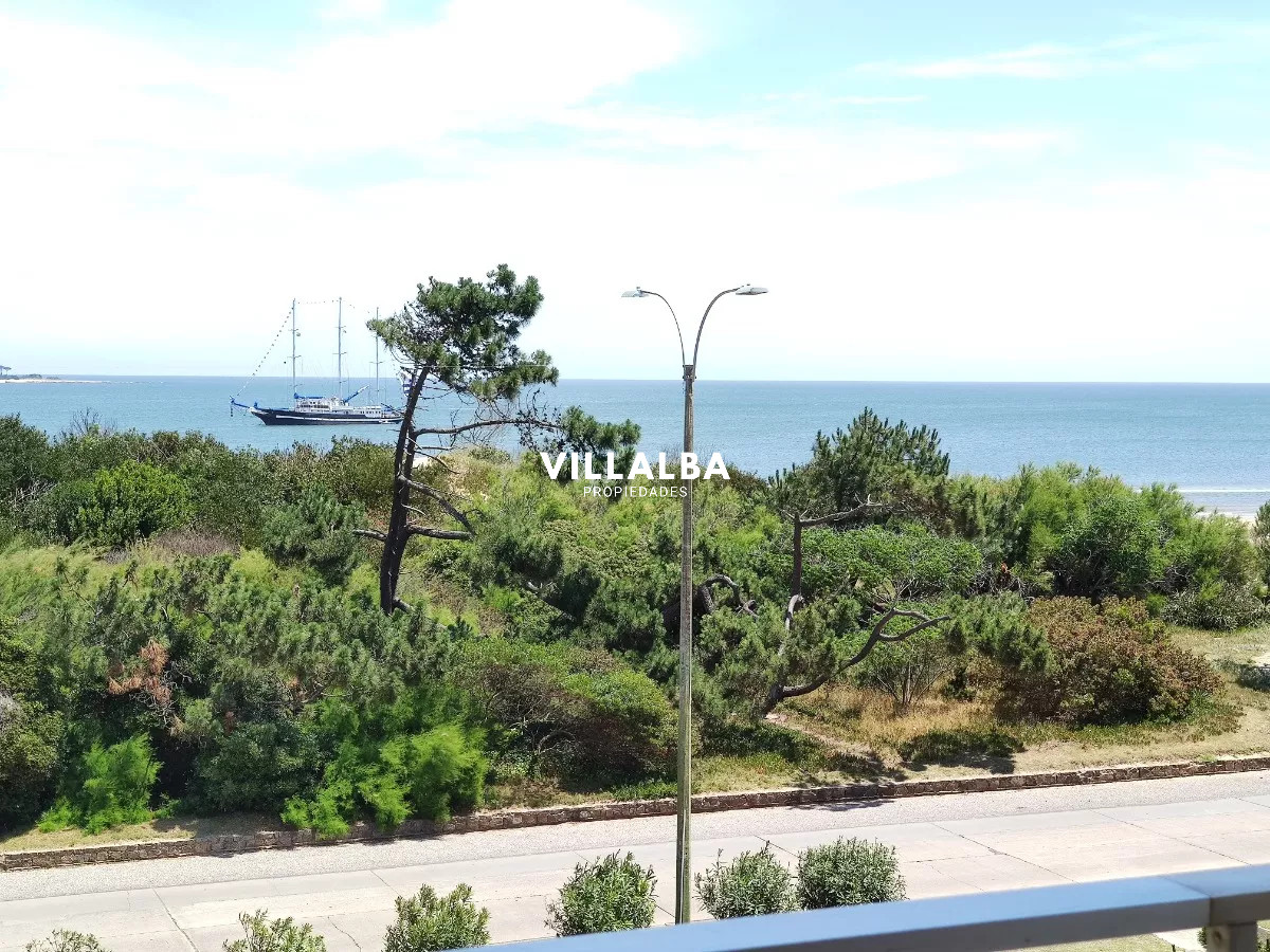 Apartamento ID.3361 - Playa Mansa. Frente al mar. 