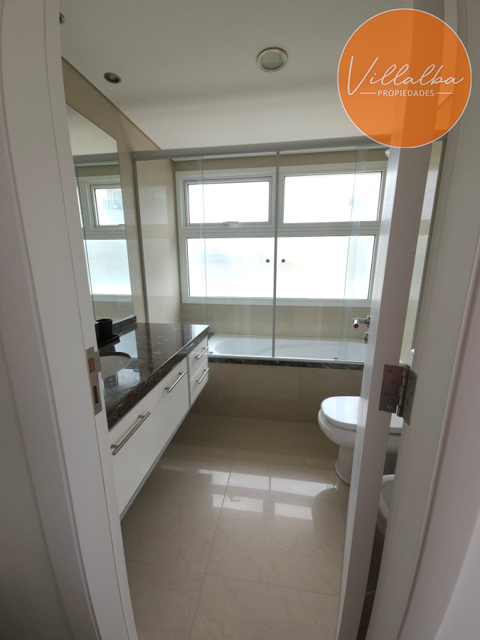 Apartamento ID.3072 - Espectacular Apartamento de 4 Dormitorios a metros de la rambla, playa mansa.