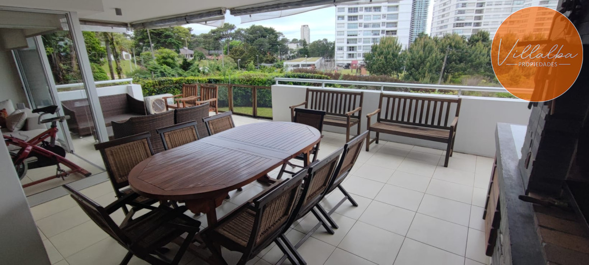 Apartamento ID.3216 - Espectacular depatamento en playa mansa con terraza grande y parrillero propio. 