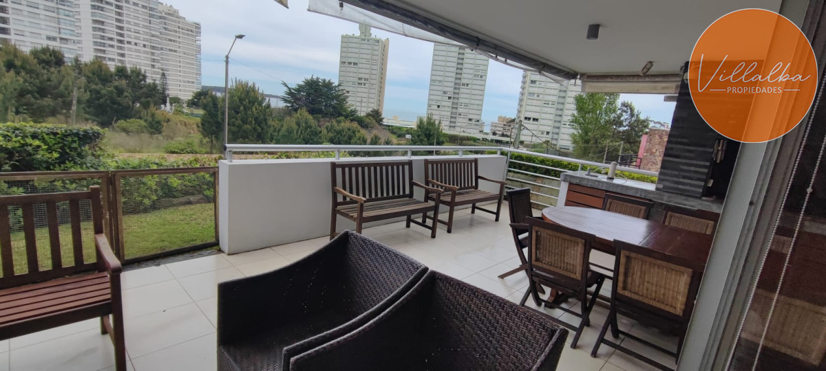 Apartamento ID.3216 - Espectacular depatamento en playa mansa con terraza grande y parrillero propio. 