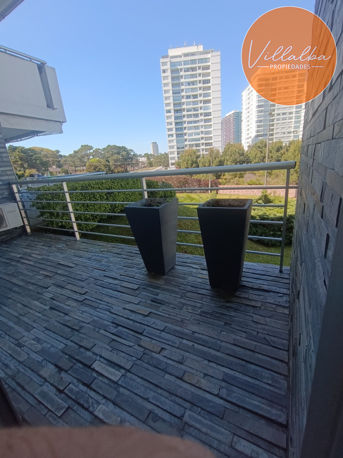 Apartamento ID.3216 - Espectacular depatamento en playa mansa con terraza grande y parrillero propio. 