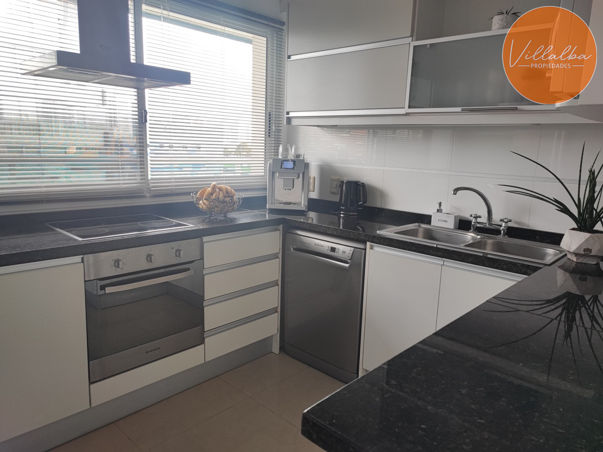 Apartamento ID.3072 - Espectacular Apartamento de 4 Dormitorios a metros de la rambla, playa mansa.