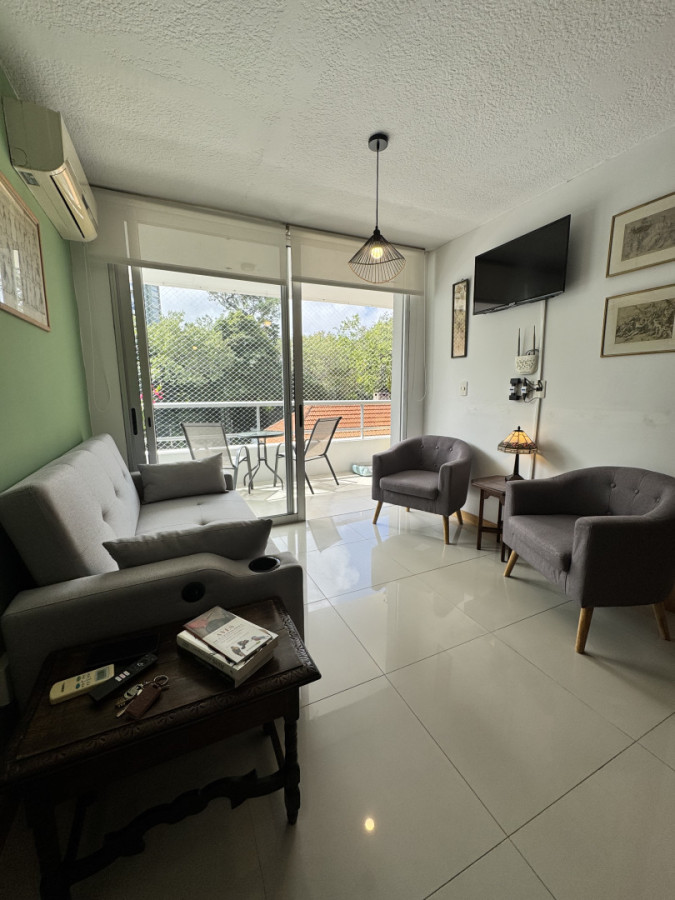 A pasos del mar en Playa Mansa - 1 dormitorio con parrillero