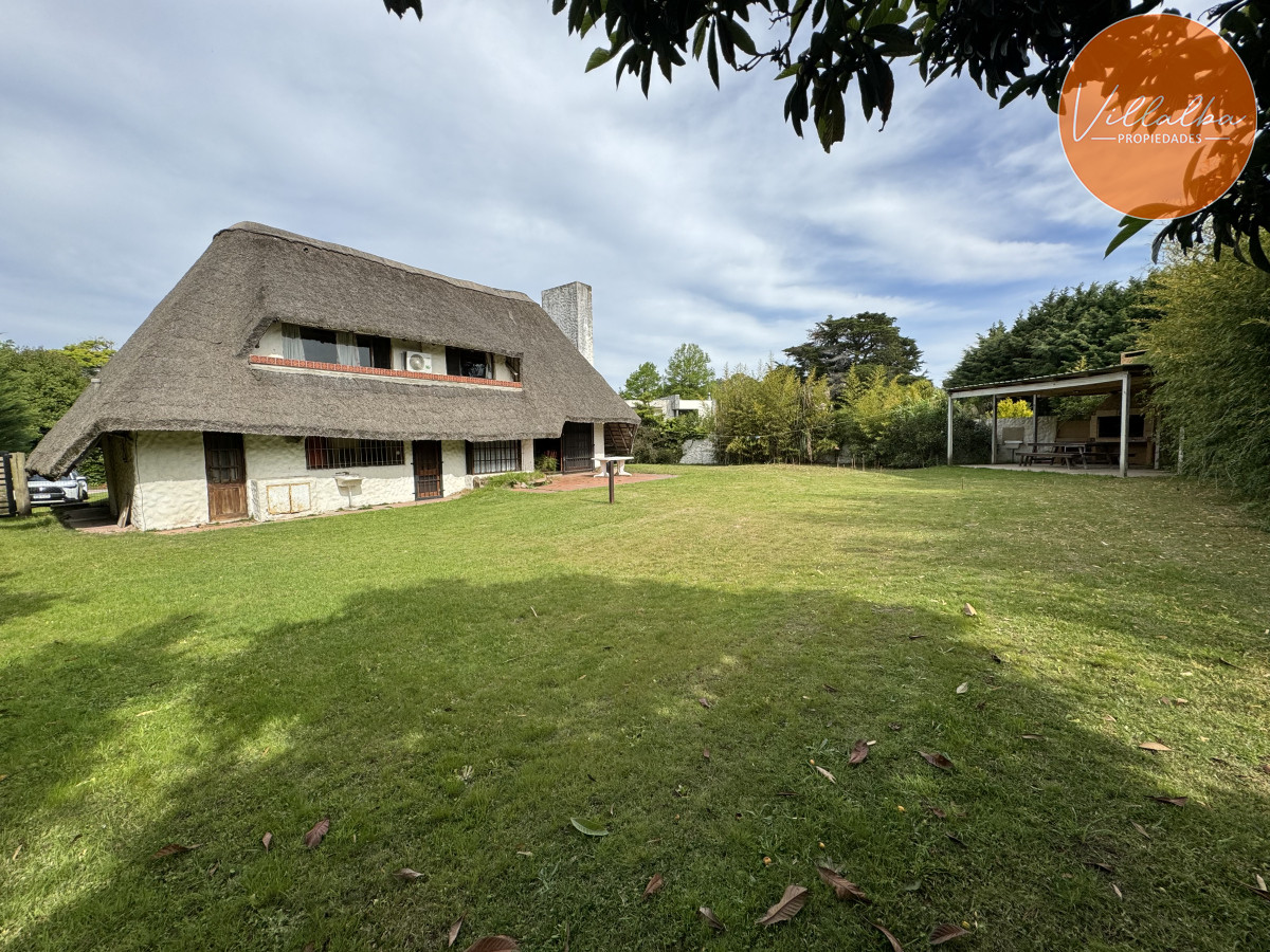 Casa en venta, 3 dormitorios y dependencia - 